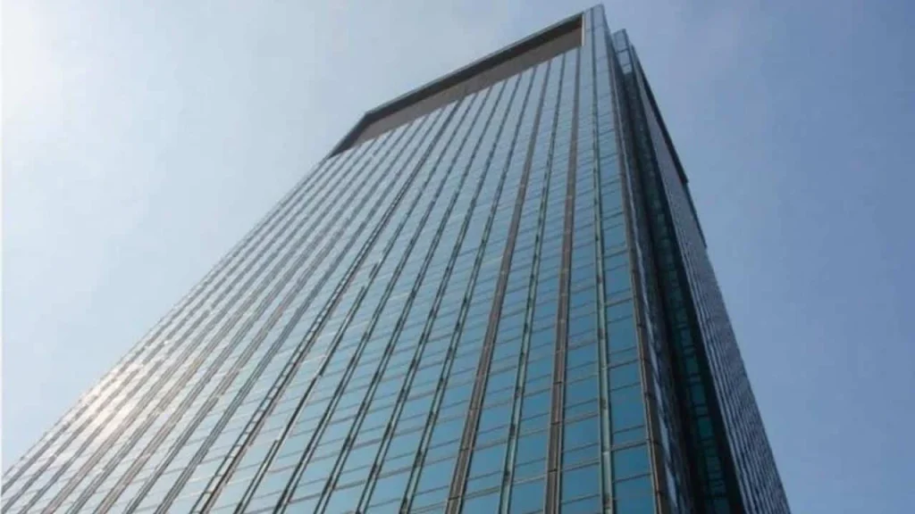 China’s tallest skyscrapers created a job nobody saw coming: professional food delivery climbers